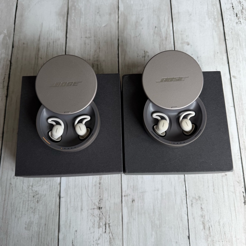 PREOWNED BOSE SET OF 2 SLEEPBUDS 2 WITH CASE AND CHARGERS SILVER